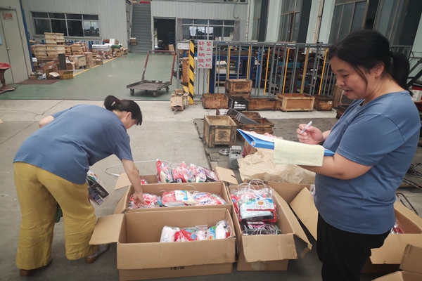 阳山镇总工会到无锡EVO视讯开展“夏季送清凉”活动