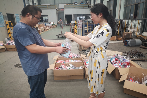 阳山镇总工会到无锡EVO视讯开展“夏季送清凉”活动